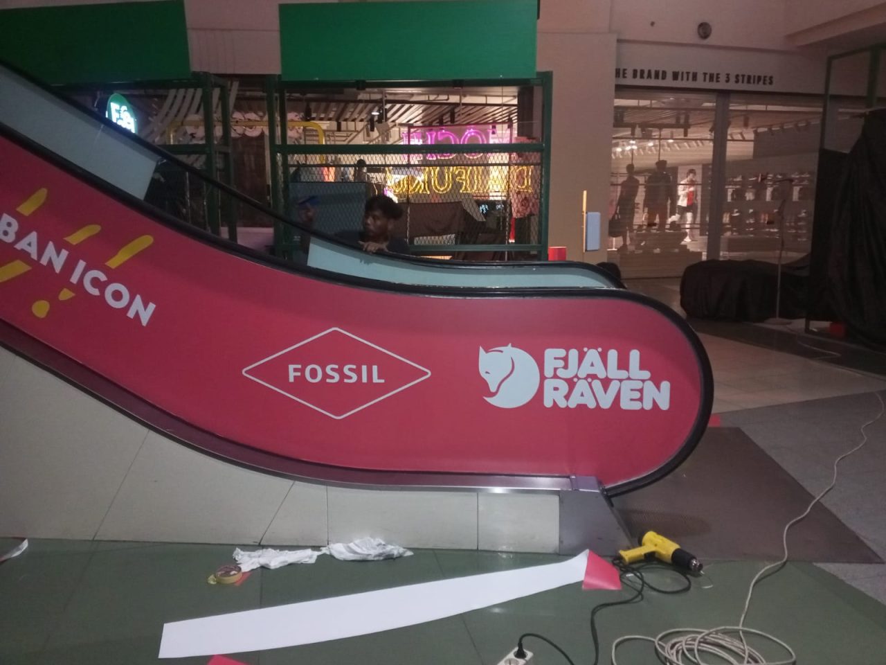 Pemasangan Sticker Eskalator - DEWAPRINT.COM